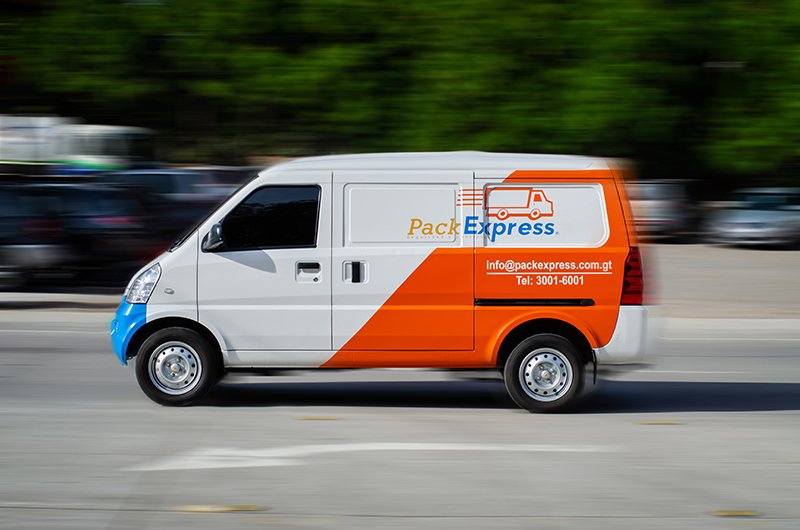 Mensajero de Pack Express realizando una entrega de paquetería